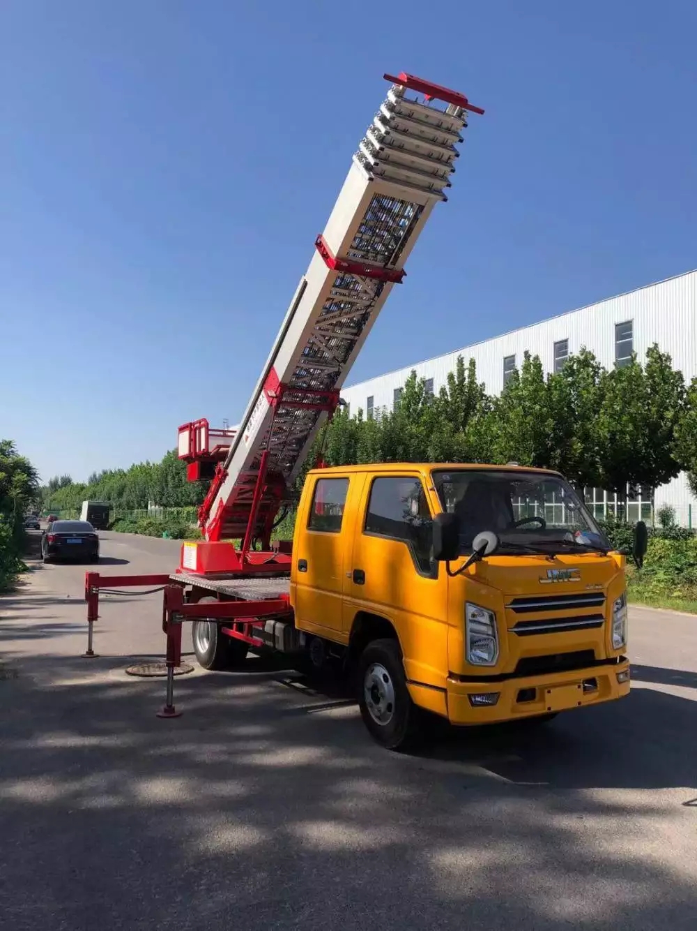 东阳附近的云梯车出租服务：轻松解决高空作业需求